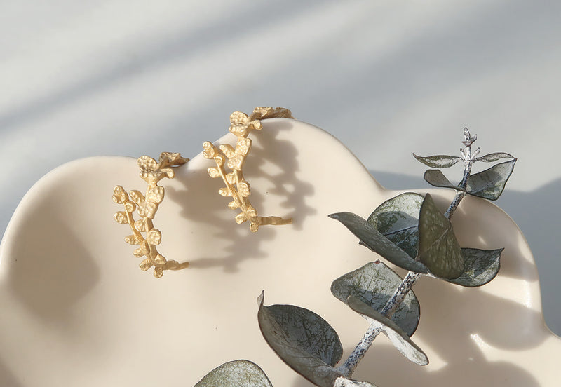 Eucalyptus Motif Half-Hoop Earrings in Gold