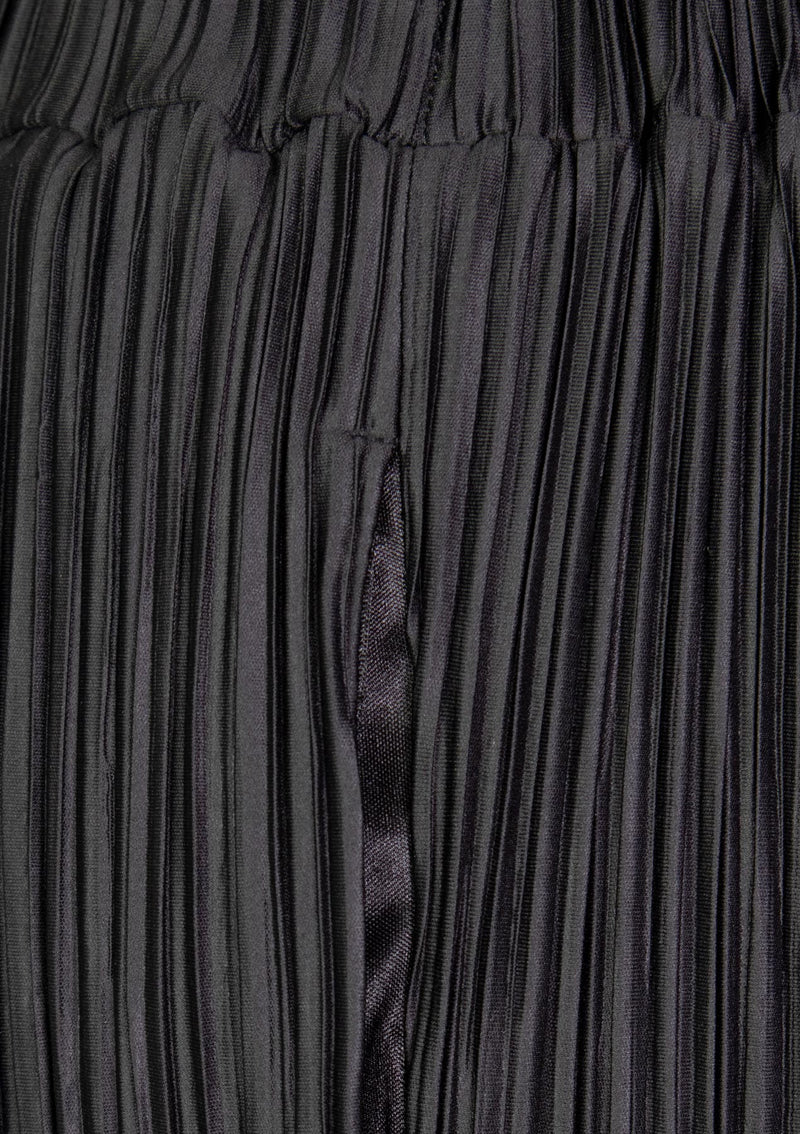 Elastic-Waist Plisse Pants in Black