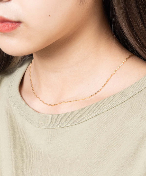 Simple Wave Chain Necklace in Gold