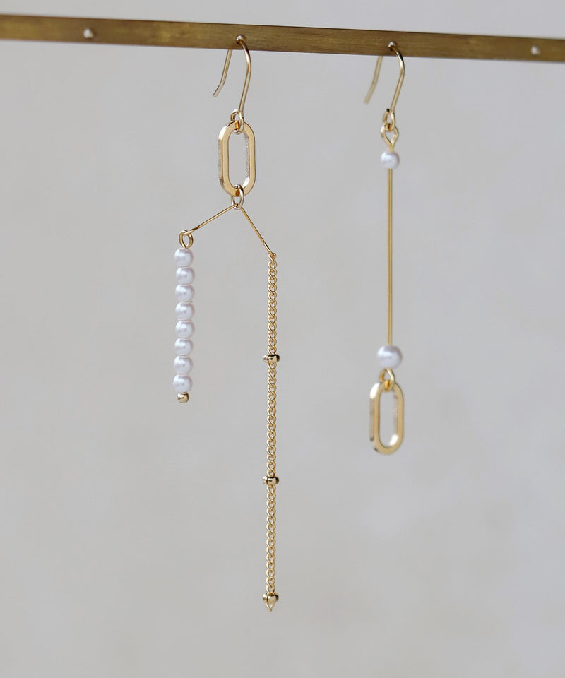 YAJIROBEE Asymmetric Pearl & Chain Mobile Earrings in Gold