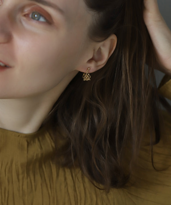 CHANDELIER Filigree Earrings in Gold