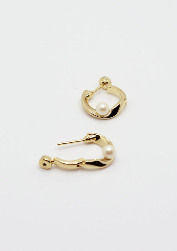 Faux Pearl x Organic Hinged D-Hoop Earrings in Gold