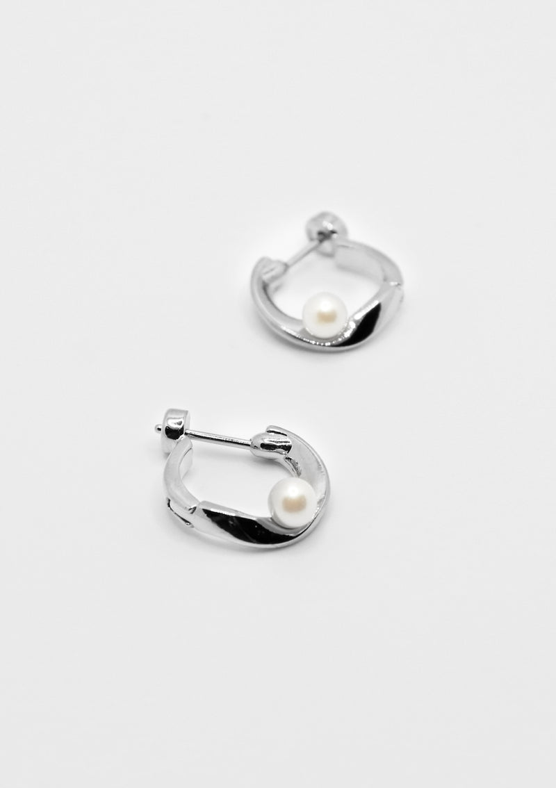 Faux Pearl x Organic Hinged D-Hoop Earrings in Silver