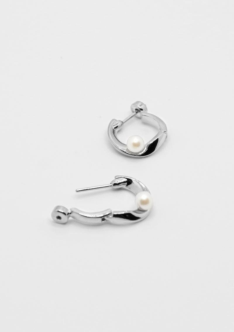Faux Pearl x Organic Hinged D-Hoop Earrings in Silver